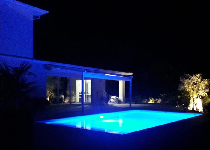 villa-courlis-location-pyla-piscine-nuit.jpg